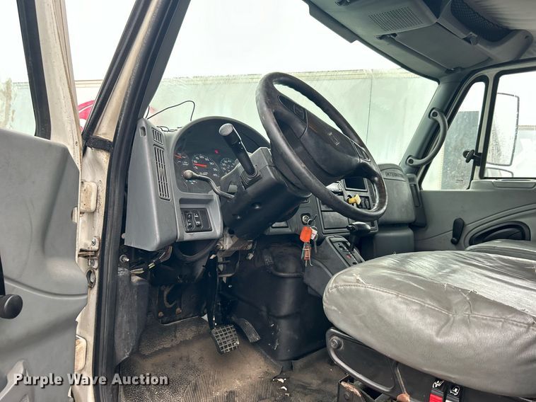 image for item DN0667 2005 International  4300 SBA delivery truck