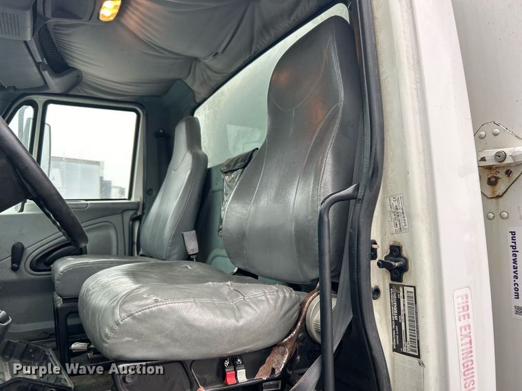 image for item DN0667 2005 International  4300 SBA delivery truck