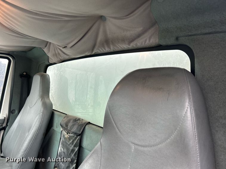 image for item DN0667 2005 International  4300 SBA delivery truck