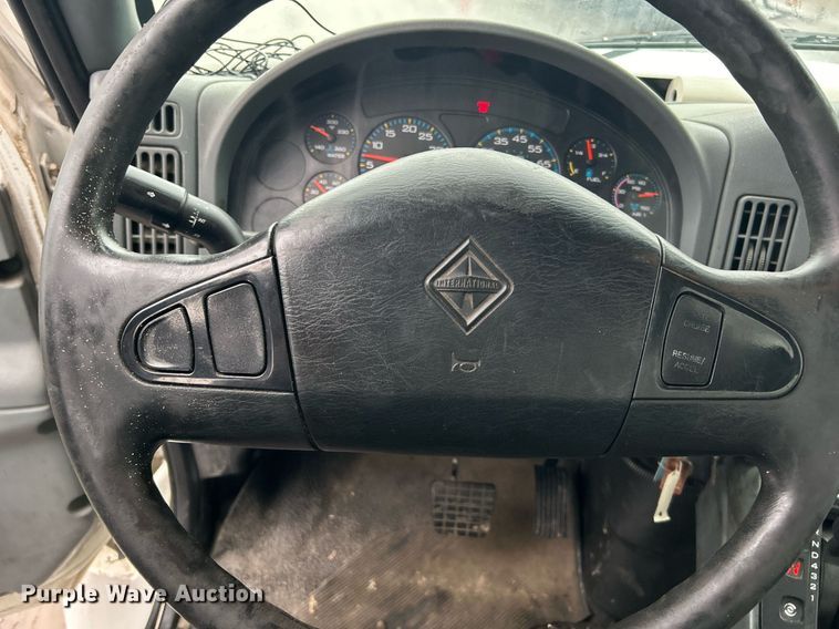 image for item DN0667 2005 International  4300 SBA delivery truck