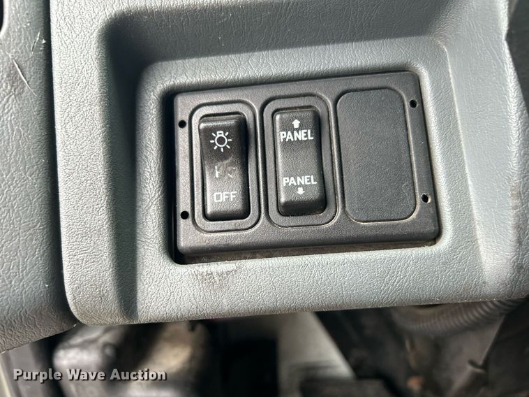 image for item DN0667 2005 International  4300 SBA delivery truck