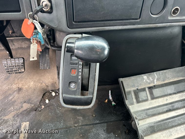 image for item DN0667 2005 International  4300 SBA delivery truck