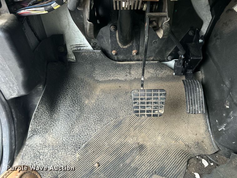 image for item DN0667 2005 International  4300 SBA delivery truck