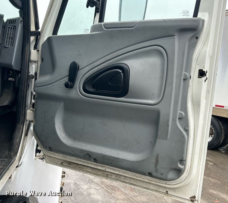 image for item DN0667 2005 International  4300 SBA delivery truck