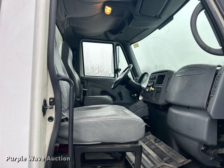 image for item DN0667 2005 International  4300 SBA delivery truck