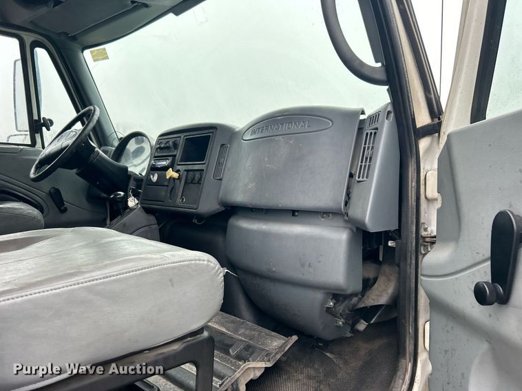 image for item DN0667 2005 International  4300 SBA delivery truck