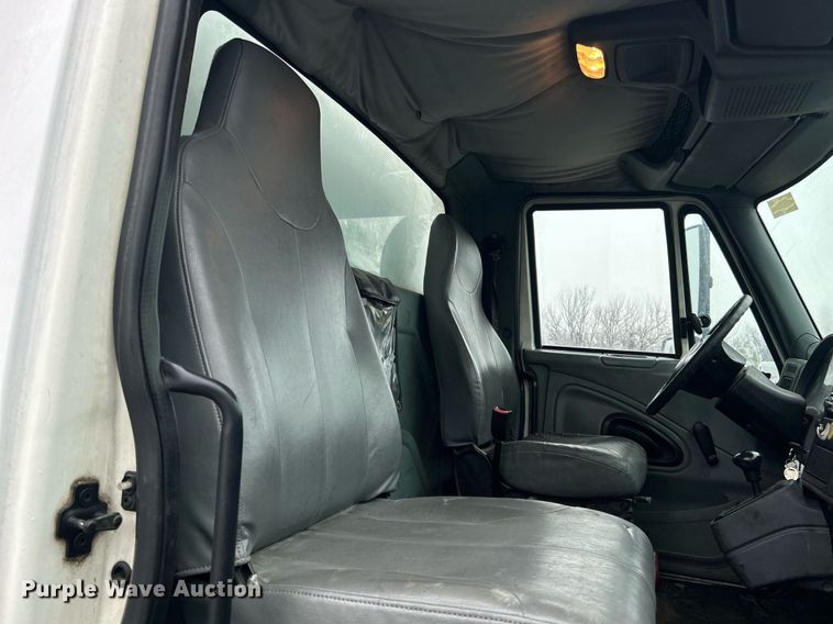 image for item DN0667 2005 International  4300 SBA delivery truck