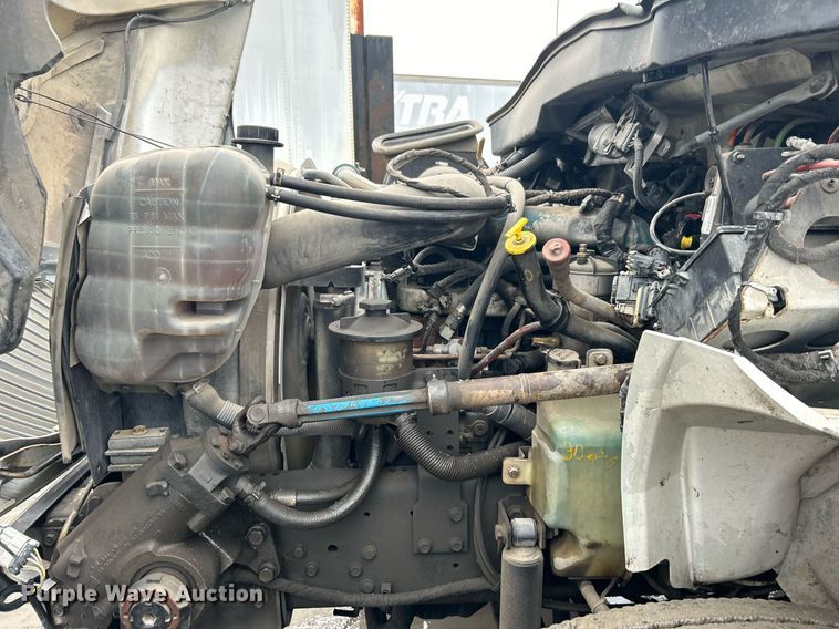 image for item DN0667 2005 International  4300 SBA delivery truck