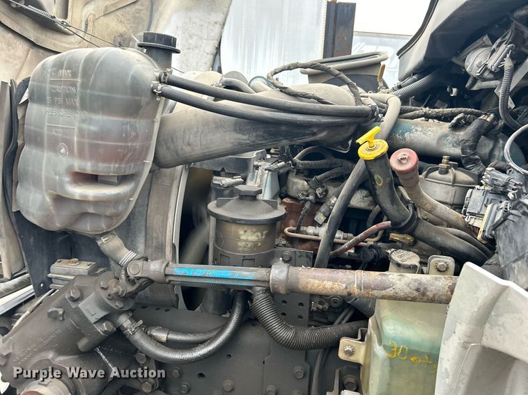 image for item DN0667 2005 International  4300 SBA delivery truck