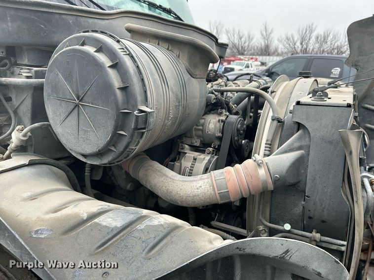 image for item DN0667 2005 International  4300 SBA delivery truck