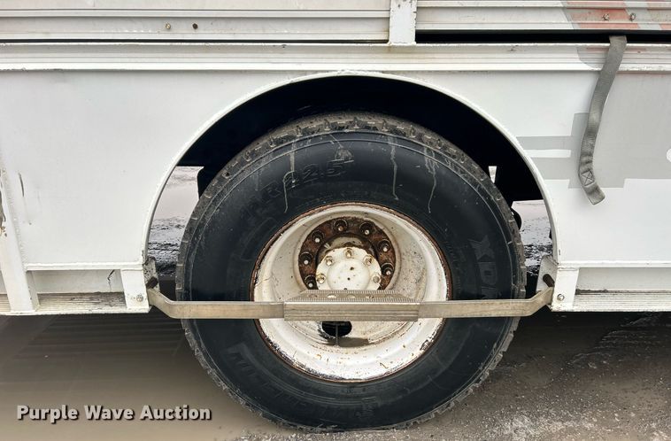 image for item DN0667 2005 International  4300 SBA delivery truck