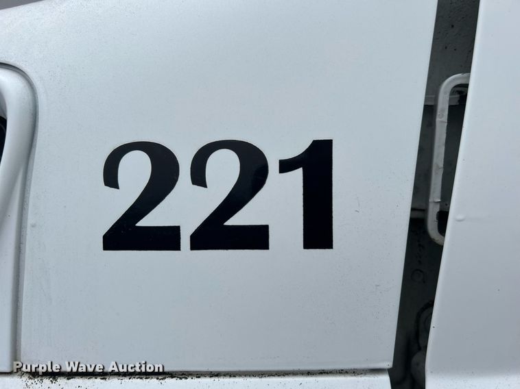 image for item DN0667 2005 International  4300 SBA delivery truck