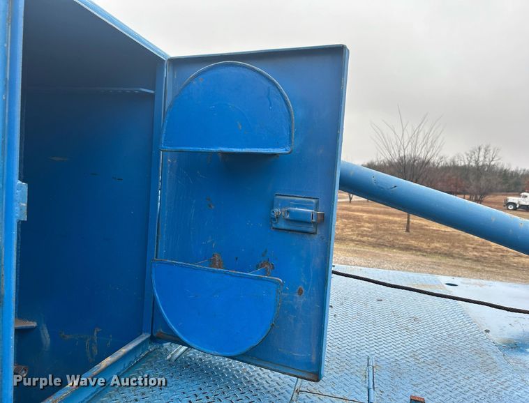 image for item DN0674 1979 Ford F350 Custom winch truck