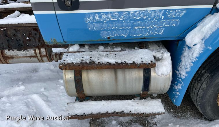 image for item DP0283 2007 International  4300 truck cab and chassis