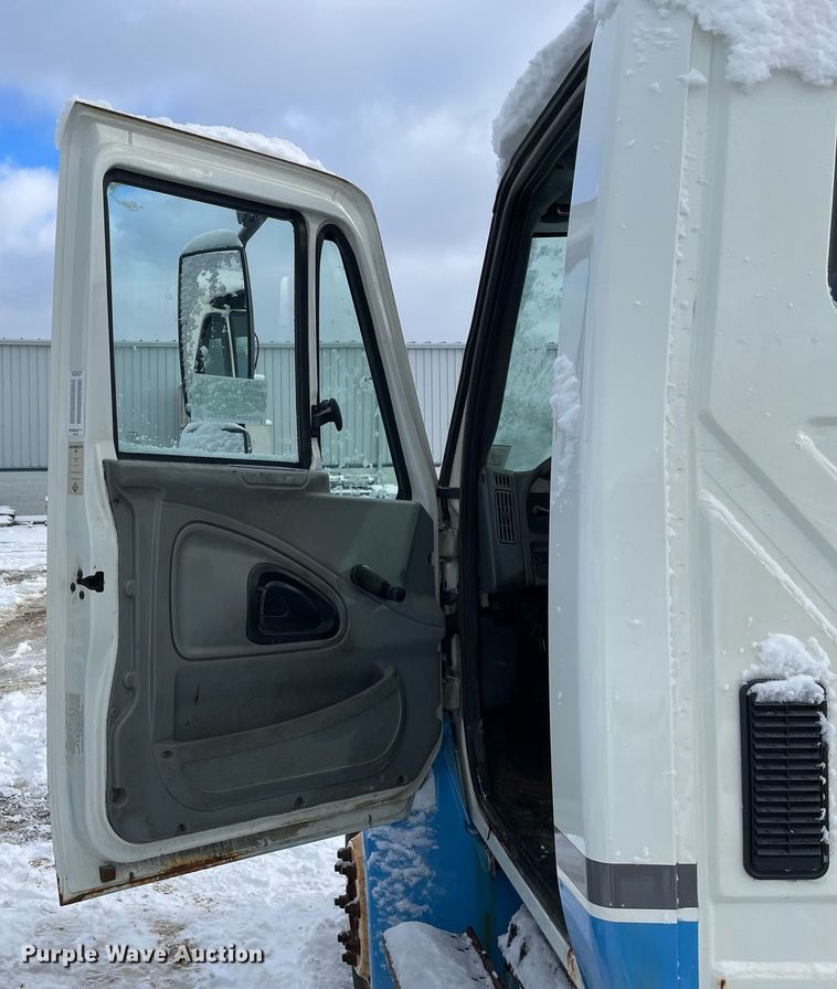 image for item DP0283 2007 International  4300 truck cab and chassis