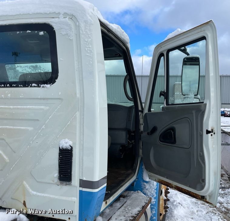 image for item DP0283 2007 International  4300 truck cab and chassis