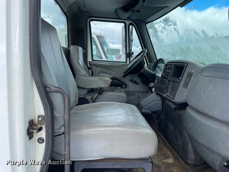 image for item DP0283 2007 International  4300 truck cab and chassis