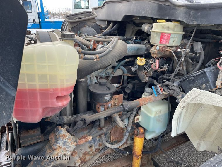 image for item DP0283 2007 International  4300 truck cab and chassis