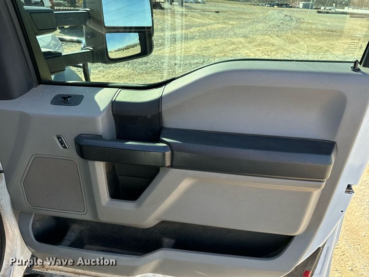 image for item EJ0182 2017 Ford F550 Super Duty XL SuperCab utility / service truck