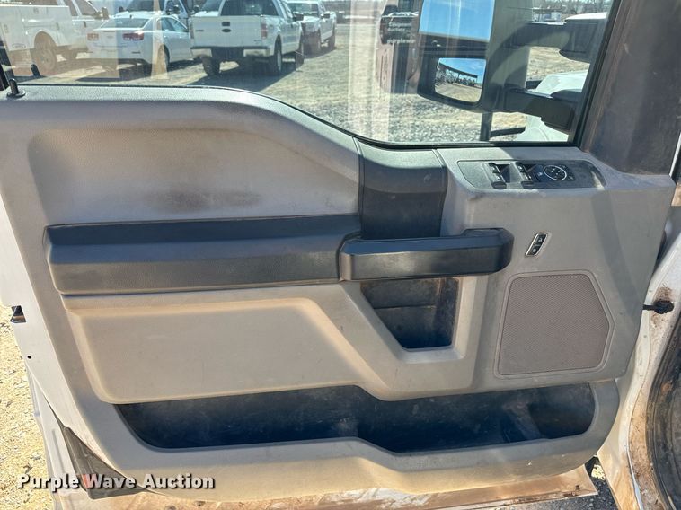 image for item EJ0186 2017 Ford F550 Super Duty SuperCab utility / service truck