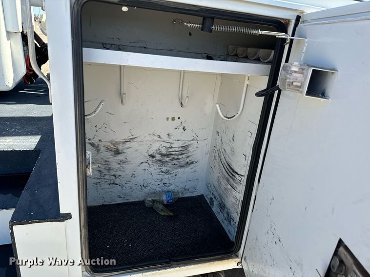 image for item EJ0196 2017 Ford F550 Super Duty bucket truck