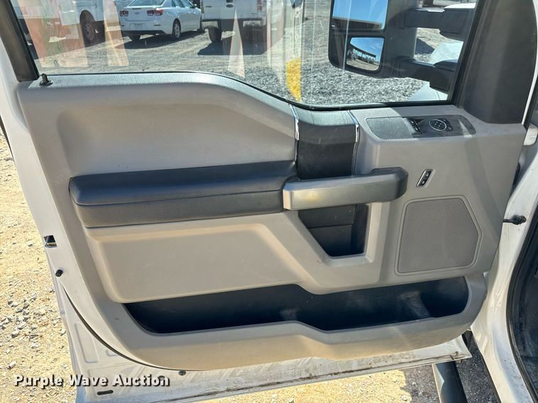 image for item EJ0196 2017 Ford F550 Super Duty bucket truck