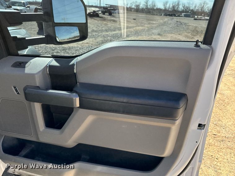 image for item EJ0196 2017 Ford F550 Super Duty bucket truck