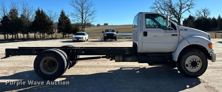 image for item EK9955 2007 Ford F750 Super Duty truck cab and chassis