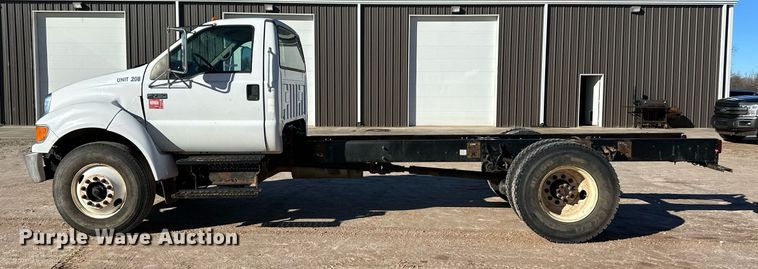 image for item EK9955 2007 Ford F750 Super Duty truck cab and chassis