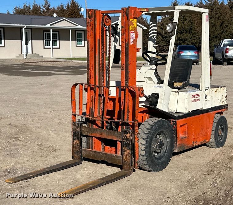 image for item EK9988 Nissan 25 forklift