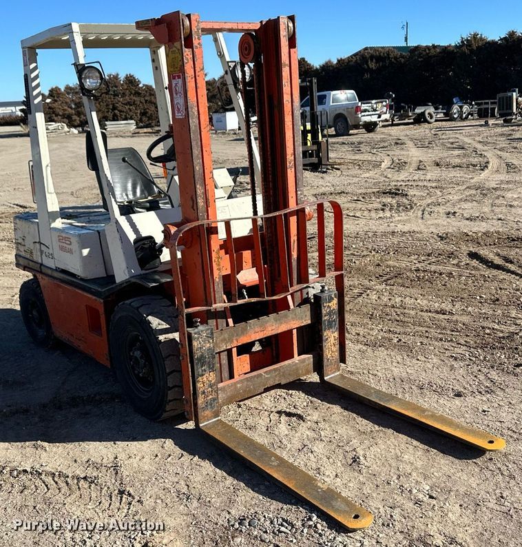 image for item EK9988 Nissan 25 forklift