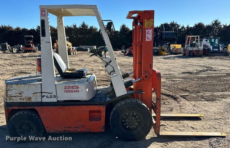 image for item EK9988 Nissan 25 forklift
