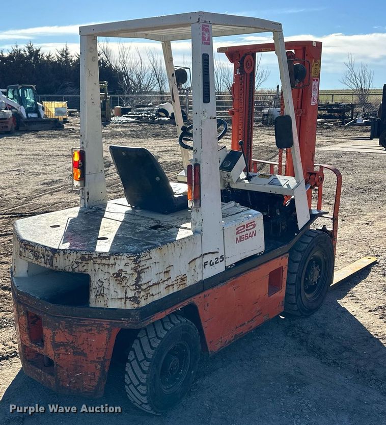 image for item EK9988 Nissan 25 forklift