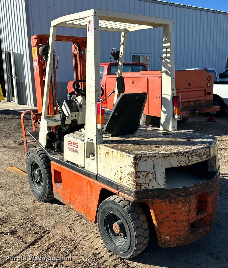 image for item EK9988 Nissan 25 forklift