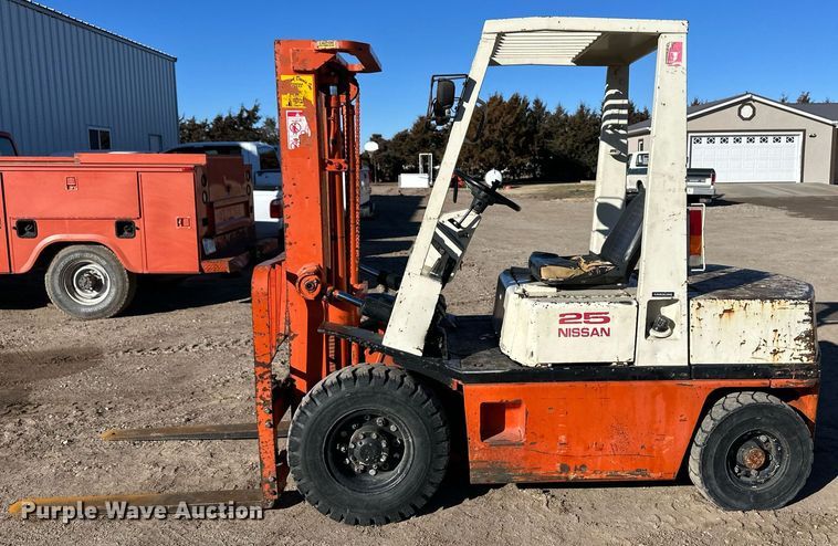 image for item EK9988 Nissan 25 forklift