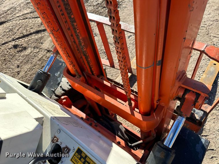 image for item EK9988 Nissan 25 forklift