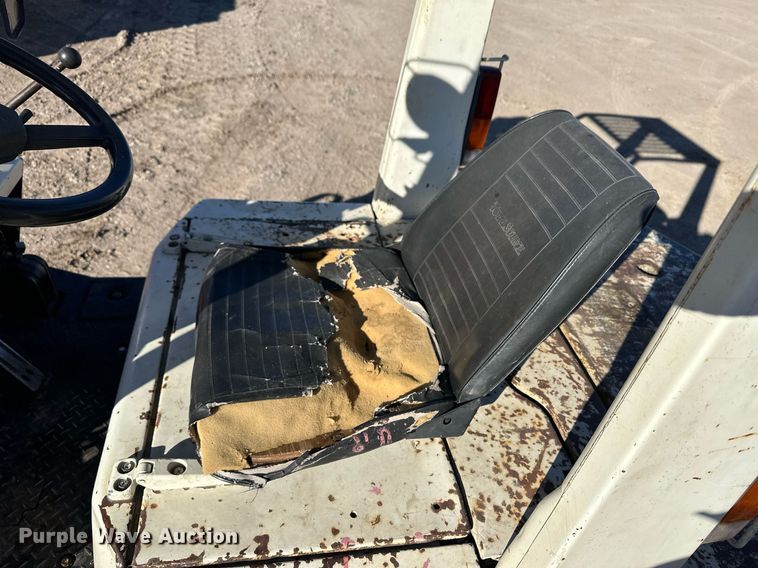 image for item EK9988 Nissan 25 forklift