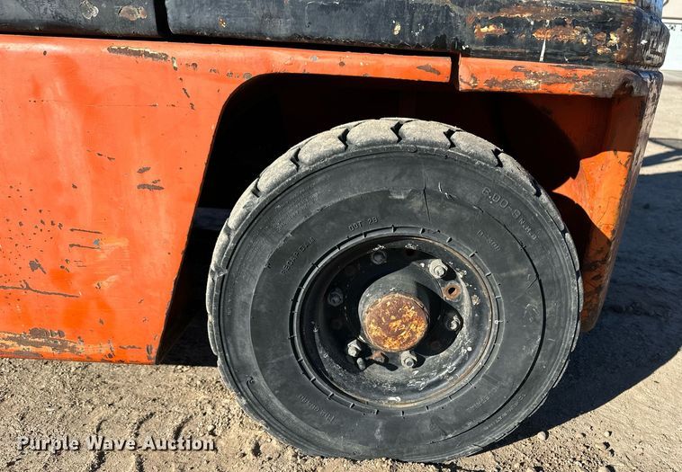 image for item EK9988 Nissan 25 forklift