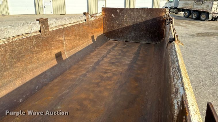 image for item GG9911 2003 Freightliner Business Class M2 dump truck