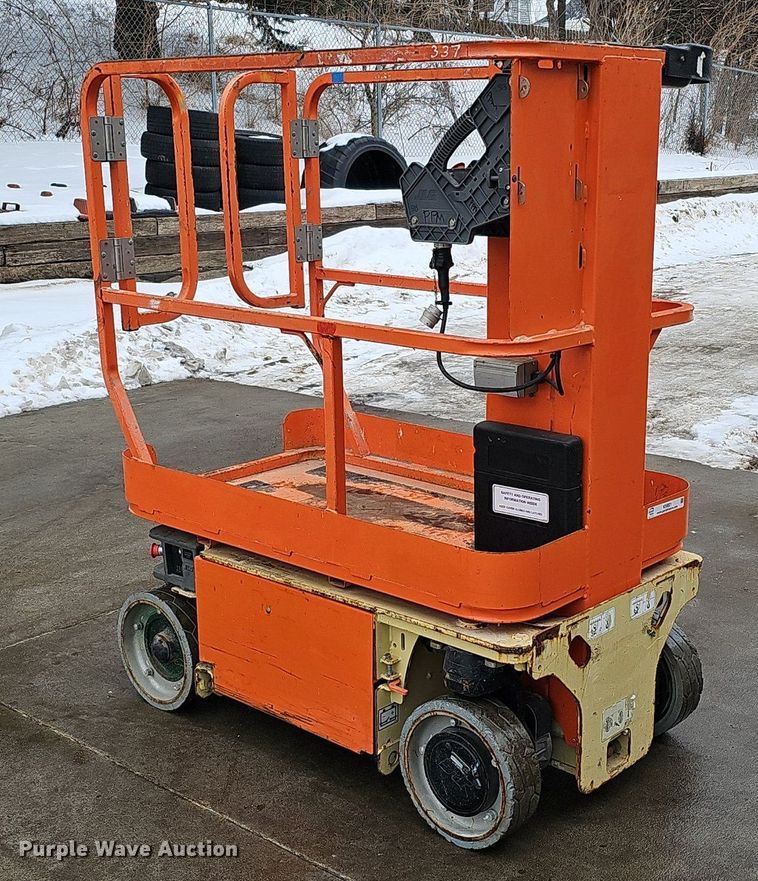 image for item IO9821 2015 JLG 1230ES vertical lift