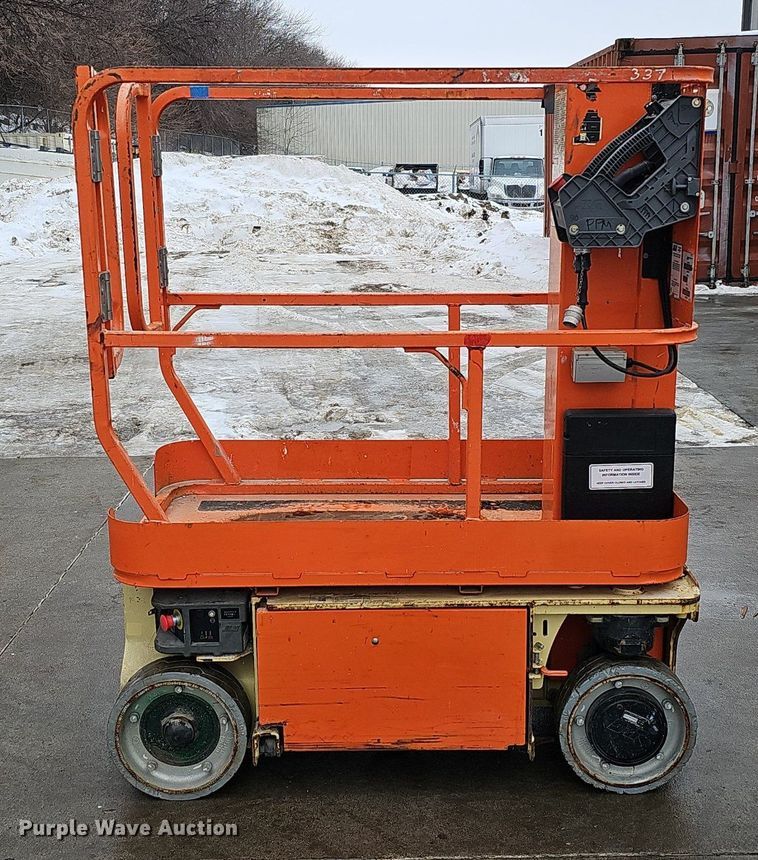 image for item IO9821 2015 JLG 1230ES vertical lift