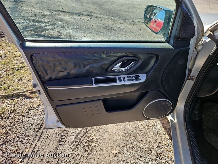 image for item LB9765 2005 Mercury  Mariner Premier SUV