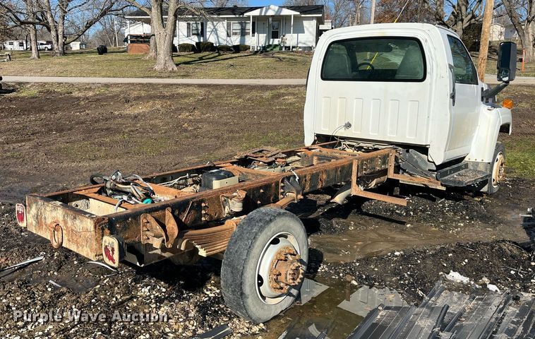 image for item LD9932 2008 GMC C5500 truck cab and chassis
