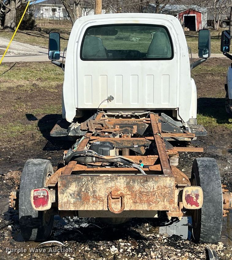 image for item LD9932 2008 GMC C5500 truck cab and chassis