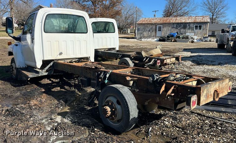 image for item LD9932 2008 GMC C5500 truck cab and chassis