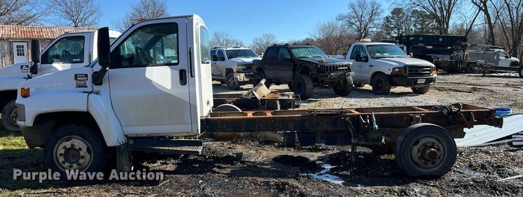 image for item LD9932 2008 GMC C5500 truck cab and chassis