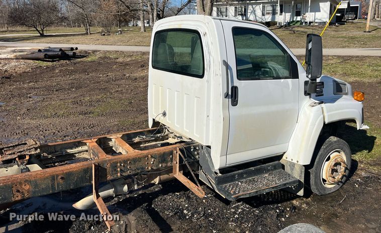 image for item LD9932 2008 GMC C5500 truck cab and chassis