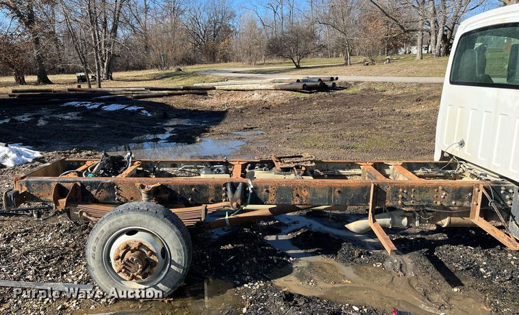 image for item LD9932 2008 GMC C5500 truck cab and chassis