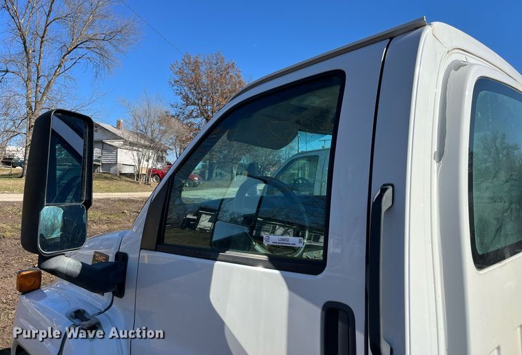 image for item LD9932 2008 GMC C5500 truck cab and chassis