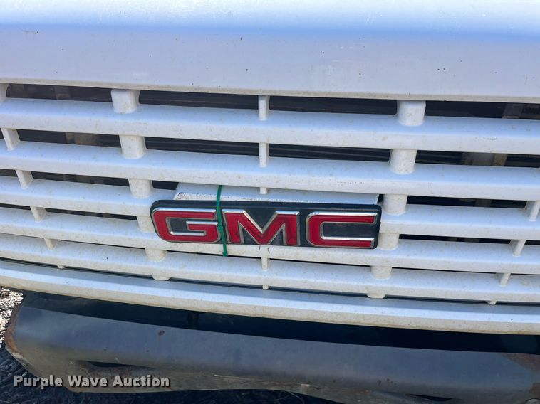 image for item LD9932 2008 GMC C5500 truck cab and chassis